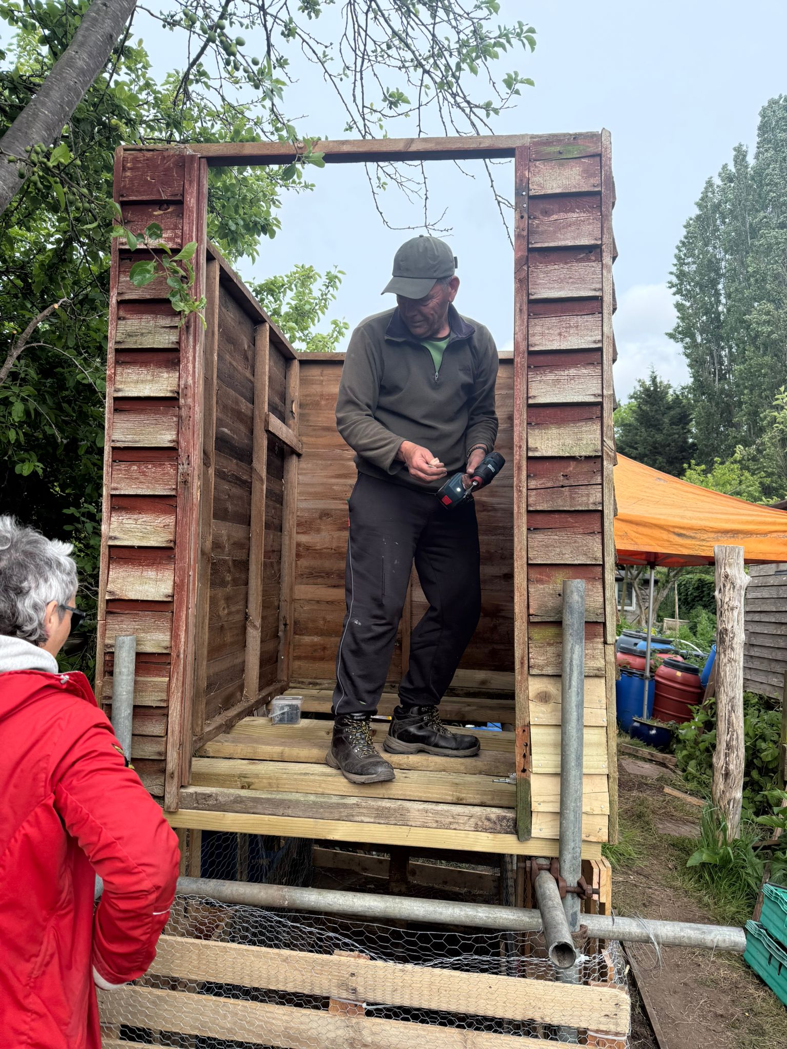Fixing the cladding from inside the frame