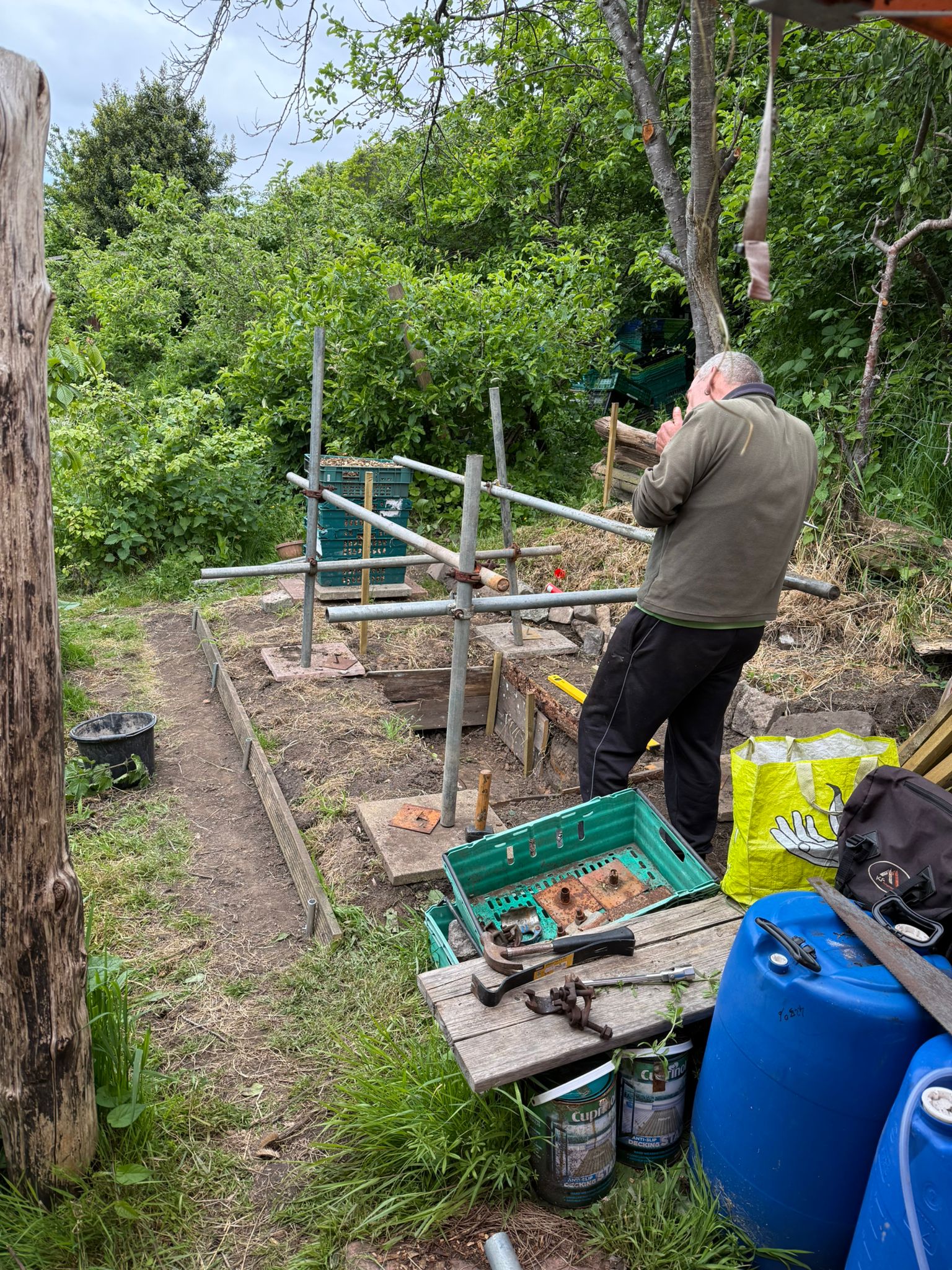 Setting out the scaffold frame and foundations