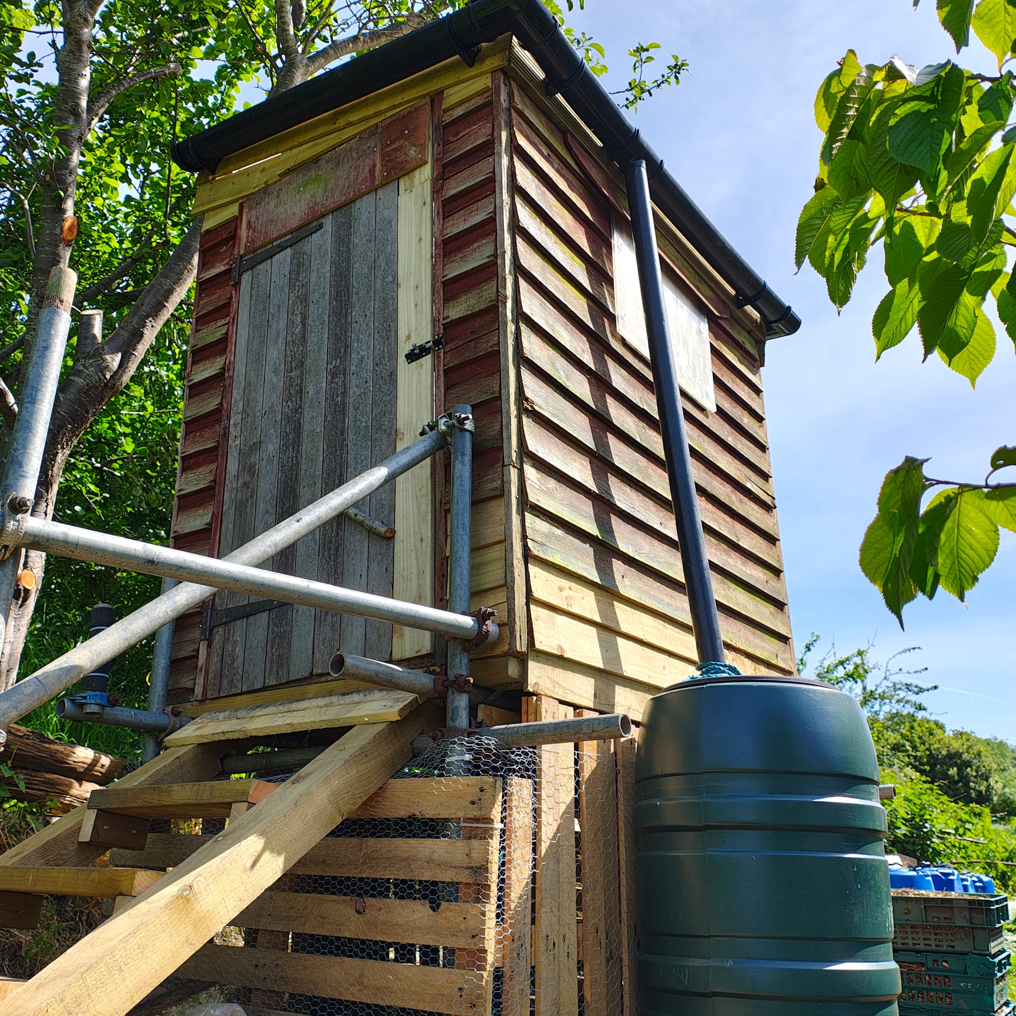 Side view of the finished loo with water butt